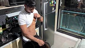 Pov corno. corno manso colocou o pau do comedor na buceta da esposa gostosa sem camisinha casada gostosa com uma vida safada desejou o vizinho e fudeu com o pauzudo