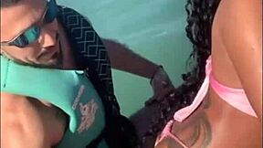 novinha brasileira deliciosa da perdido no corno manso e vai fuder com o instrutor de jetski no mar
