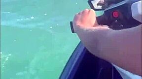 novinha brasileira deliciosa da perdido no corno manso e vai fuder com o instrutor de jetski no mar