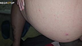 novinha de 18 anos iniciante no porn� � fodida na pra�a publica por uma rola grande