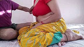 मेरी सौतेली माँ ने मुझे हस्तमैथुन करते हुए पकड़ लिया.