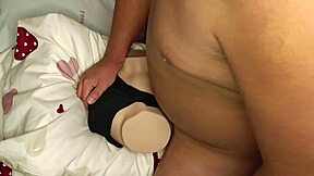 Candy gimiendo de placer mientras le doy por el co�o en misionero a mi gran culo de silicona cumshot abundante