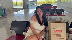 chica esperando el bus en la terminal se va con extraño 😏