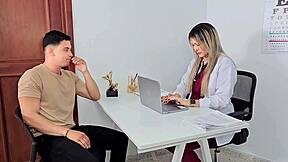 Una Doctora Cachonda Folla Con Su Juven Paciente