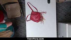 Офицер НАКАЗВА малка тийнейджърка с жесток урок