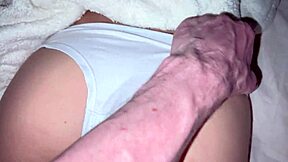 Söpö ruskeaverikkö sisarpuoli saa kostean kirnunsa naiduksi jättikyrvällä. Kotitekoinen amatööri toiminta luonnollisilla tiskeillä.