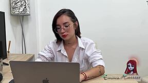 I’m getting off in the office while chatting dirty with my girlfriend! 🔥