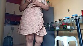 ibu rumah tangga tertangkap masturbasi dengan pintu terbuka lebar