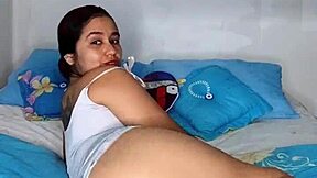 Wow! Colombian Babe Seduces with Huge Pussy and Dirty Talk!