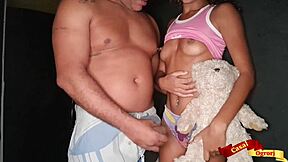 OMG! 의붓딸이 섹시한 의붓아빠랑 뜨거운 애널 중에 비명 지름!