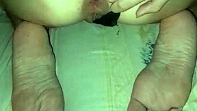 putinha vadia showing her ass and masturbating with panties