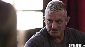 Malá mladá Aften Opal jezdí na velkém ptáku shemale Jade Venus zatímco partner sleduje