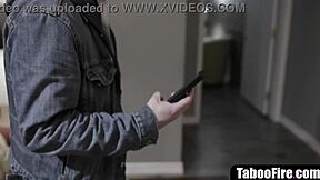 Sıcak esmer genç serseri tarafından sert köpek pozisyonunda sikiliyor