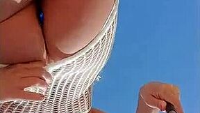 Ljubim nositi to prosojno obleko brez spodnjega perila v javnosti, počutim se tako seksi in kurba na prostem.