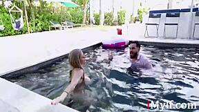 Hej, poglej to bujno blondinko MILF, ki dobi svojo mokro pičko nabito!