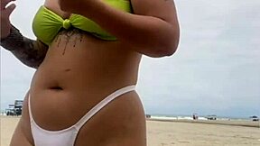 O vendedor olha minha buceta na praia africana 😏