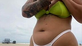 O vendedor olha minha buceta na praia africana 😏