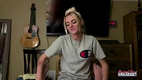 小さなタトゥーのブロンドが生意気くさっておっぱい弄び きつい穴を指でいじる