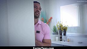 Sera Ryder går med i ny familj med stygg tretalslek. Vild välkomst! - FosterTeen