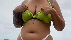 O vendedor olha minha buceta na praia africana 😏