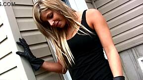 แฟนสาวเซ็กซี่ของฉันล่อใจข้างนอกในชุดชั้นในขณะสูบบุหรี่