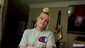 小さなタトゥーのブロンドが生意気くさっておっぱい弄び きつい穴を指でいじる