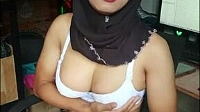 this black hijab transgirl slut is masturbating until she cums 😈