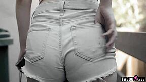 Adolescentă virgină 18+ păcălește tipul despre prima ei dată