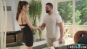 의붓여동생이 의붓오빠의 거대한 좆을 세게 빨아