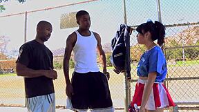 May Lee jezdi dva velika črna kurca v divji skupinski akciji!