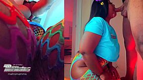 Hubená BBW touží spolknout sperma s piercingem na jazyku