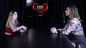 부패한 경찰이 감옥에서 틴 18+들과 상호작용하다