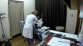 Черт, доктор Тампа проверяет Рину Аремс в диком ежегодном осмотре!