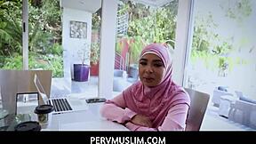 The hottest underwater swimming babe lizi vogue dives deep! 😍