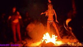 Sem samo očarana, ko se razkazujem topless na javnem pokopališču. Počasni posnetek kurbe majičnih vibracij!