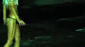 Sem samo očarana, ko se razkazujem topless na javnem pokopališču. Počasni posnetek kurbe majičnih vibracij!