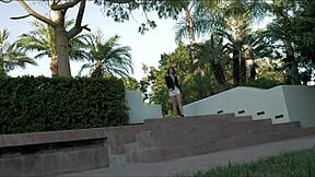 โอ๊ย! เขาเสร็จแรงบนท้องแบนและนมเล็กหลังขี่สุดเหวี่ยง