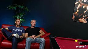 Milf rambut hitam Jasmine Lau dibujuk ke threesome mmf seru