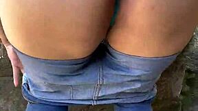 تخلع بنطالها للضرب الخارجي في مؤخرة ضيقة