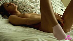 uhh, skinny roxana fingerin her ass, soo hot!