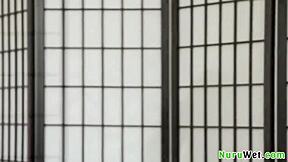 섹시한 젊은 마사지사가 클라이언트에게 편안한 라이드 줘!