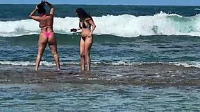 duas gostosas aproveitam a praia da enseada dos corais em cabo pe, que delícia! 😍