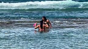 duas gostosas aproveitam a praia da enseada dos corais em cabo pe, que delícia! 😍