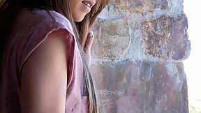 สาวน้อยบรูเน็ตตัวเล็กกับนมเล็กเต้นและถอดเสื้อแบบโซโล