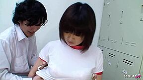 일본 처녀 틴이 운동 후 반 친구 자지 빨아