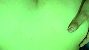 entregando la colita en su primer anal excitante