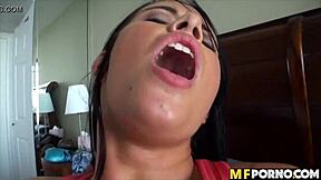 ホットなアマチュアラテン系ヴェラ・ヴォーンが蒸し暑いPOVクリップ！