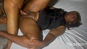 A real amateur teen shares her pussy