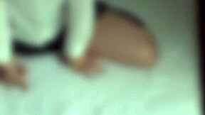 日本人アマチュア女子18歳、カフェで親密な出会いを撮影