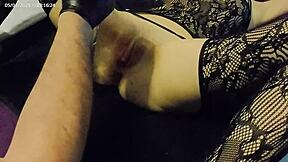 Lola Spice explores big dildo for first orgasm